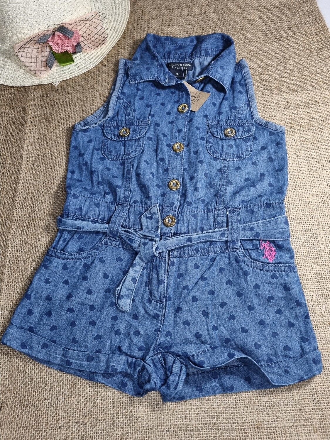 MONO SHORT DE JEAN ESTAMPADO EN CORAZONES, SIN MANGAS, CON BOTONES Y CIERRE, MARCA U.S POLO ASSN, TALLE 4