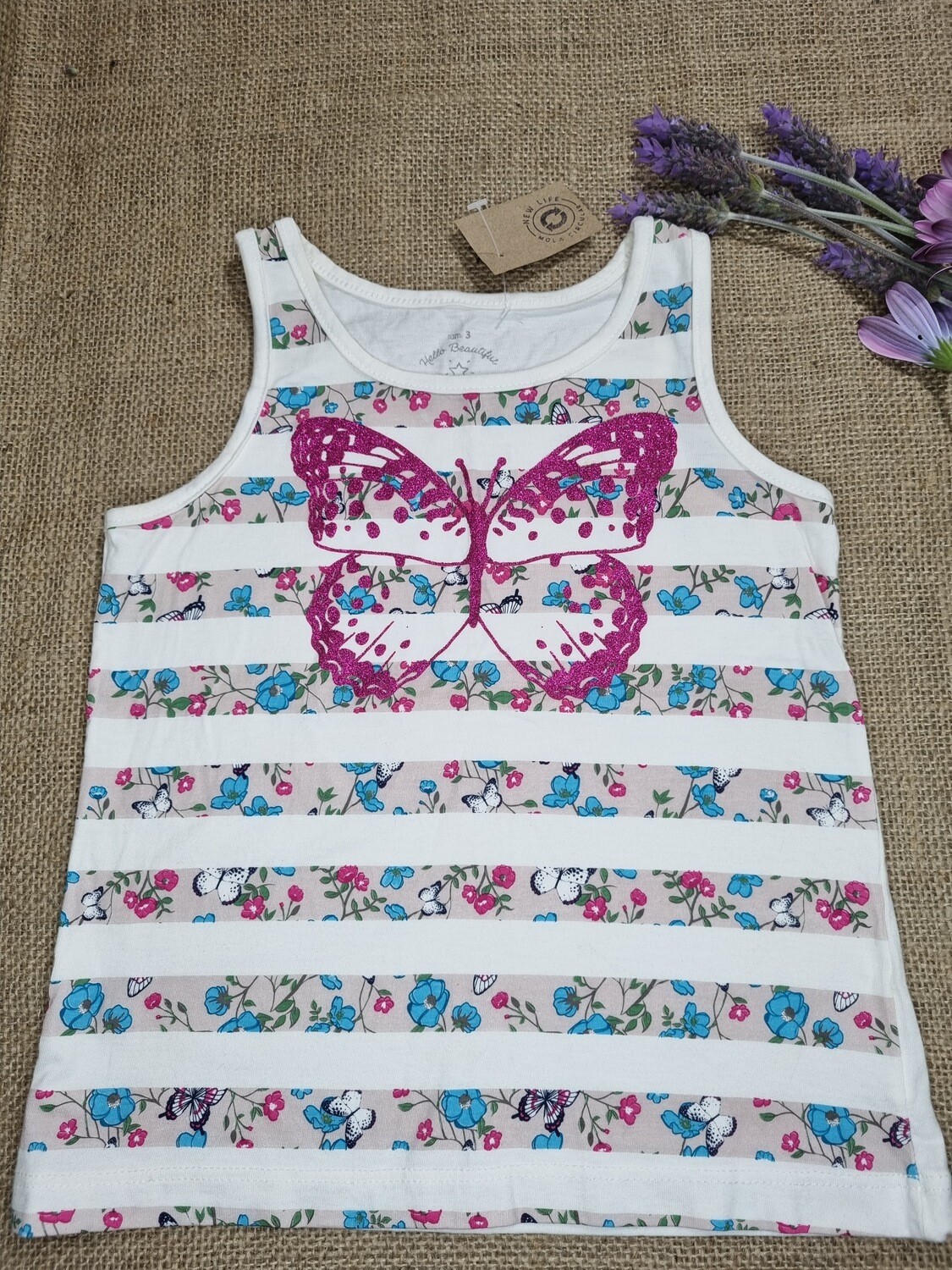 MUSCULOSA DE NIÑA, MARCA POIM. CON DISEÑO DE MARIPOSA BRILLOSA EN FRENTE. TALLE 3 AÑOS