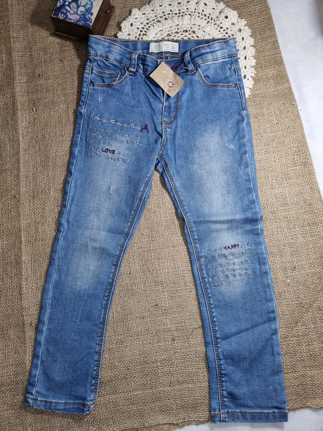PANTALON DE JEAN CHUPIN, CON BORDADOS EN LAS PIERNAS, MARCA ZARA BABY, TALLE 3/4 AÑOS