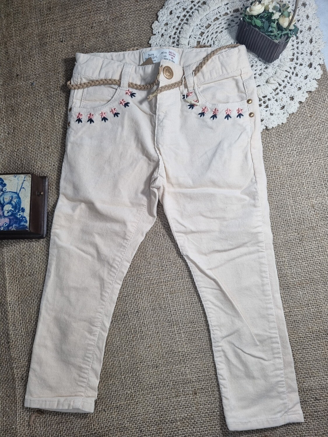 PANTALON DE PANA, CHUPIN, CON BORDADOS EN BOLSILLOS Y TACHAS, COLOR CRUDO, MARCA ZARA BABY, TALLE 18/24 MESES