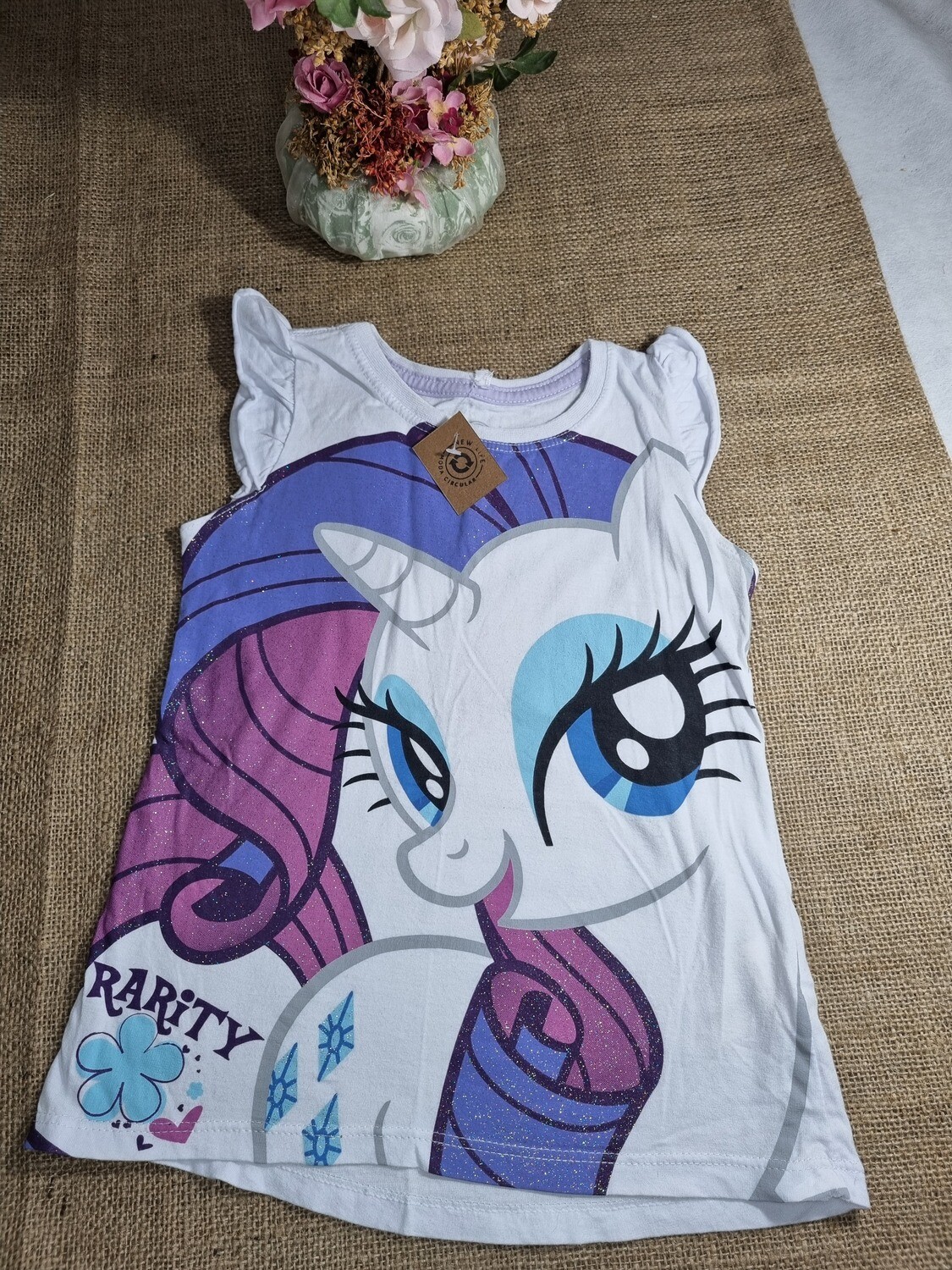 REMERA SIN MANGAS, CON VOLADITOS EN HOMBROS, CON ESTAMPA DE LITTLE PONY Y BRILLITOS, MARCA MY LITTLE PONY, TALLE 5/6 AÑOS