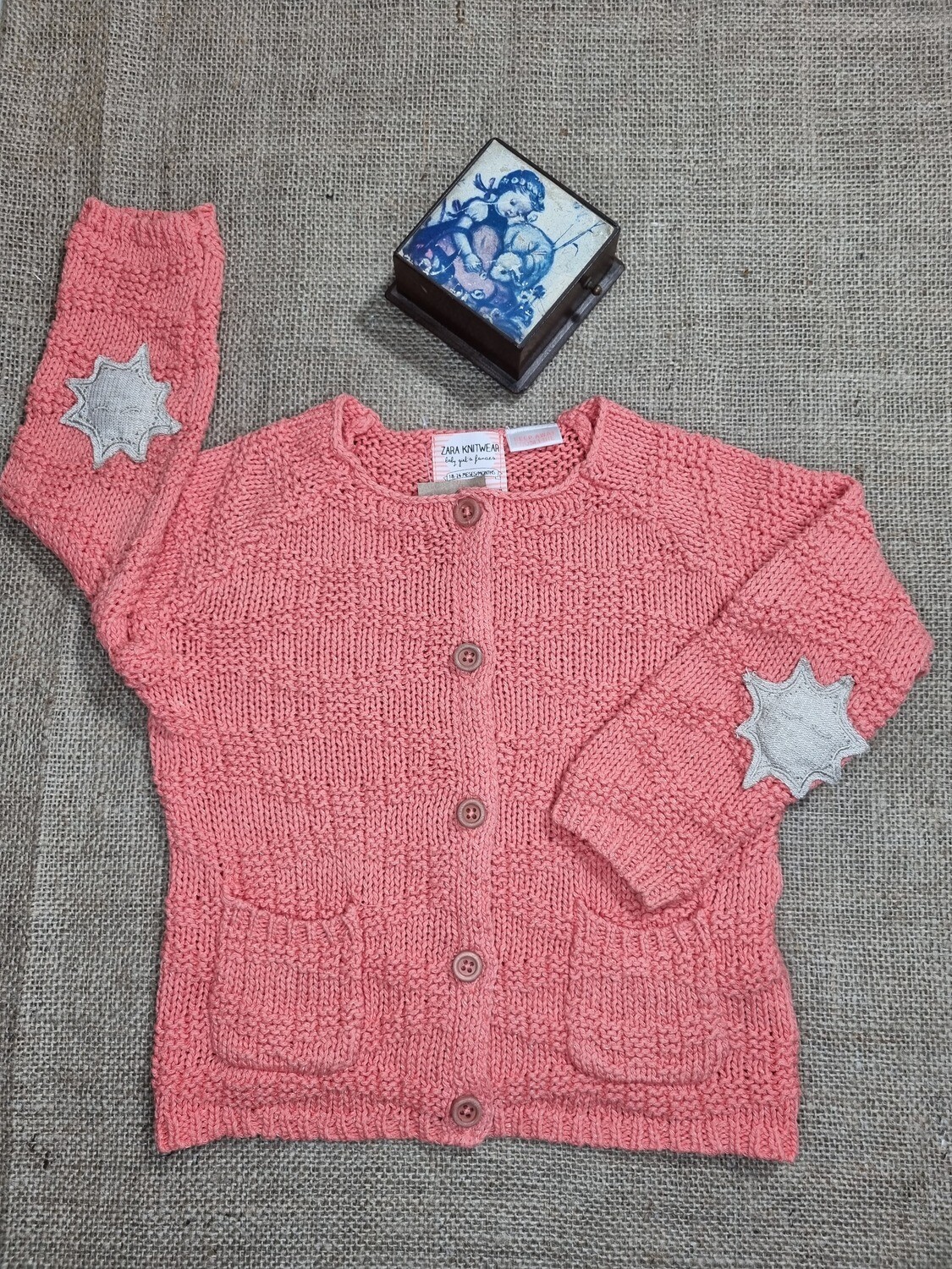 SACO CARDIGAN DE NIÑA, EN HILO CON LUREX COLOR NARANJA. MARCA ZARA. TALLE 18/24 MESES.