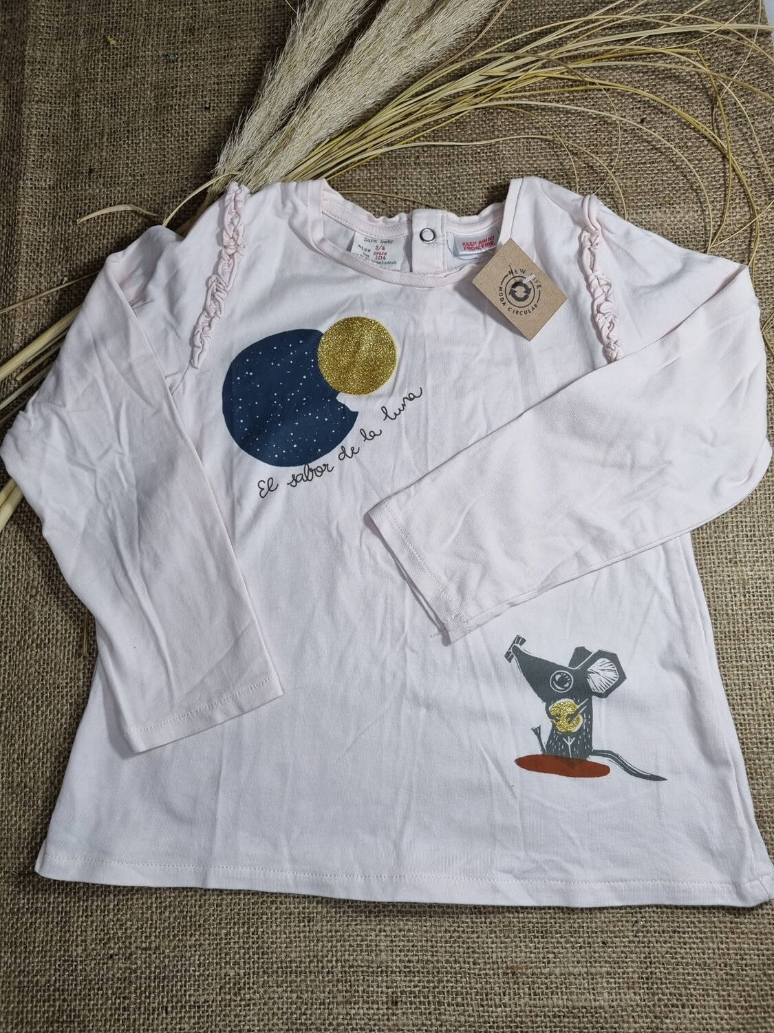 REMERA DE MANGA LARGA, COLOR CRUDO, CON ESTAMPA AL FRENTE , MARCA ZARA BABY, TALLE 3/4 AÑOS