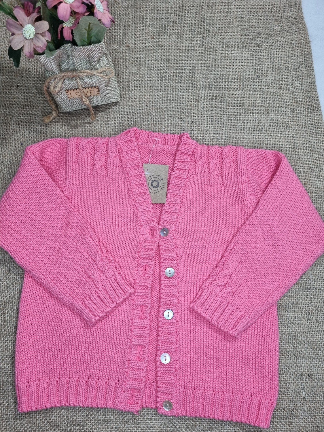 SACO CARDIGAN DE NIÑA, EN HILO ROSA CHICLE, ESCOTE EN V, Y DETALLES DE OCHOS EN HOMBROS Y PUÑOS. TALLE 2 AÑOS. IMPECABLE - IGUAL A NUEVO
