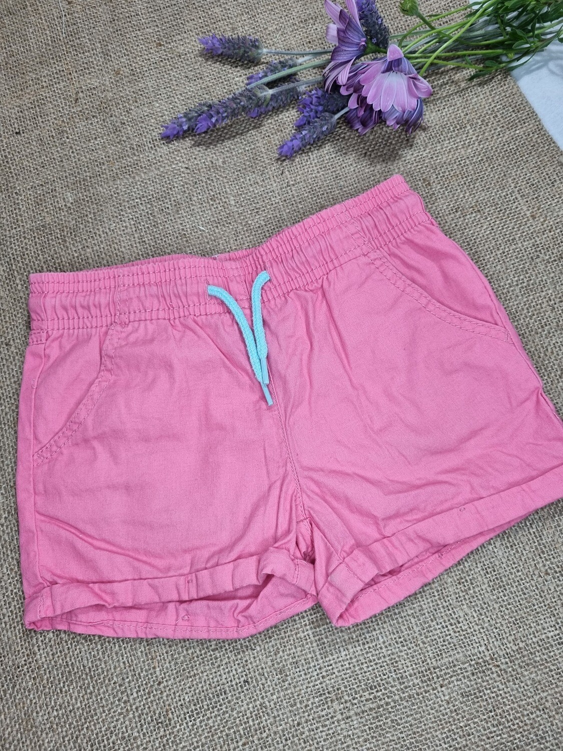 SHORT EN TELA, DE NIÑA, CON CINTURA ELASTIZADA Y CORDON. COLOR ROSADO. MARCA LUPILU, TALLE 2-4 AÑOS. IMPECABLE