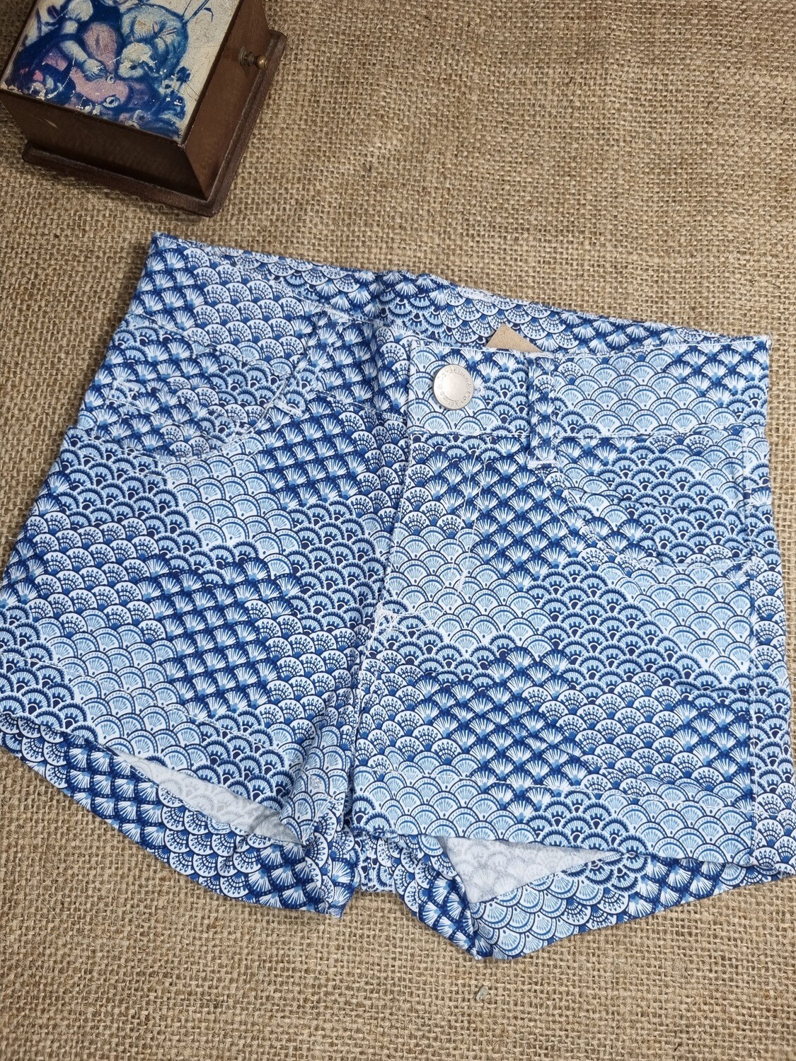 SHORT ESTAMPADO EN TONOS DE AZUL, BLANCO Y CELESTE. MARCA MIMO &amp; CO, TALLE 4
