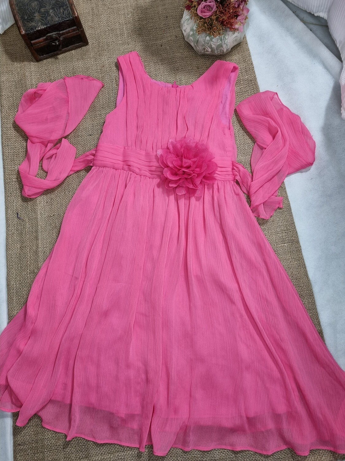 VESTIDO DE FIESTA, DE NIÑA, COLOR FUCSIA, CON LAZO Y FLOR EN CINTURA. TALLE 4