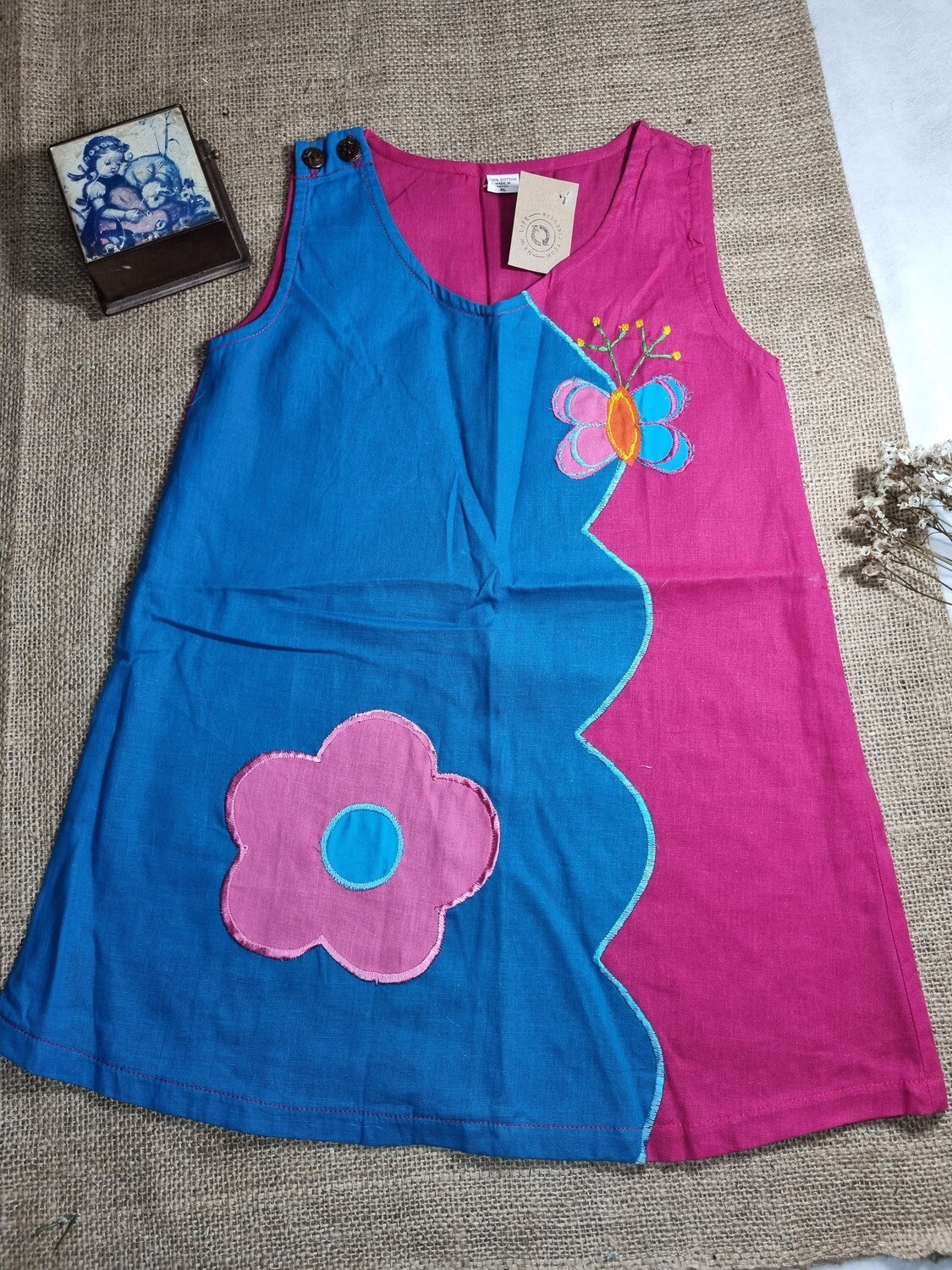 VESTIDO DE ALGODON, SIN MANGAS, COLOR FUCSIA Y TURQUESA CON BORDADOS, TALLE 4