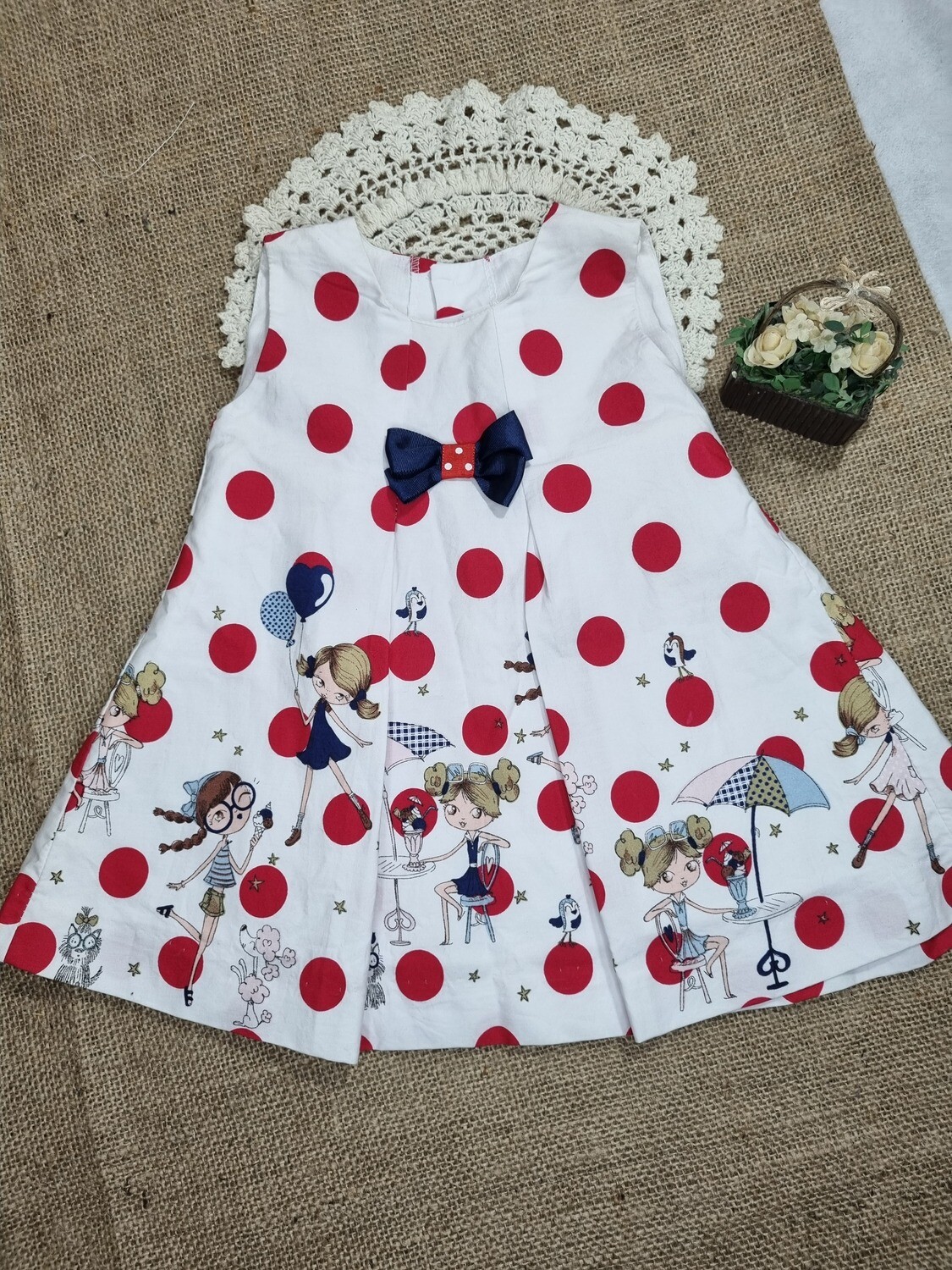 VESTIDO DE BEBE, BLANCO CON LUNARES ROJOS. MOÑA AZUL Y DISEÑO DE MUÑECAS EN LA PARTE DE LA FALDA. FORRADO. TIERNO Y EXCLUSIVO. TALLE 3 MESES. ESPAÑOL - IGUAL A NUEVO