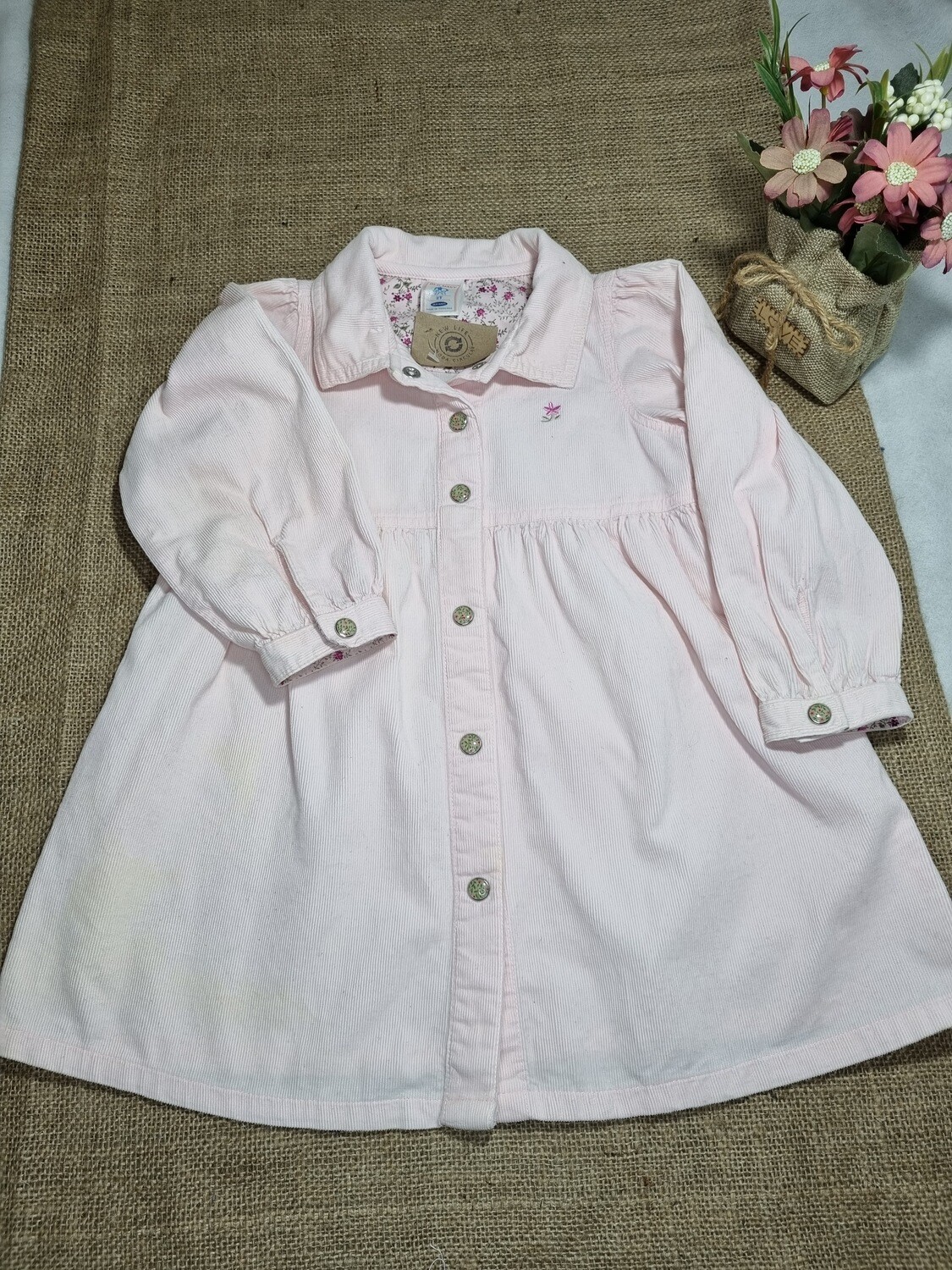 VESTIDO DE PANA FINA, MANGA LARGA, COLOR ROSADO CON BOTONES DELANTEROS, MARCA OLD NAVY, TALLE 2. (Tiene manchita amarilla bastante imperceptible en el frente)