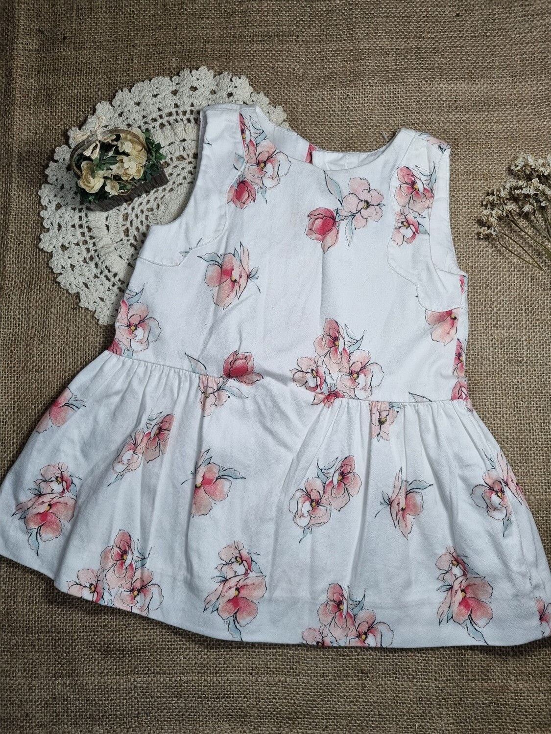 VESTIDO EN TELA, BLANCO ESTAMPADO EN FLORES, FORRADO. MARCA ZARA, TALLE 12/18 M.