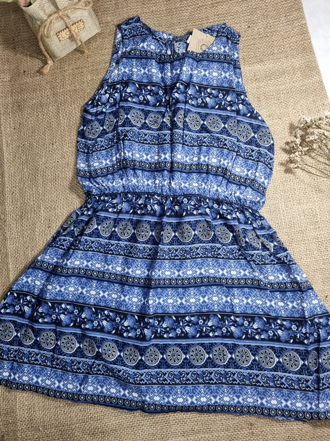 VESTIDO ESTAMPADO EN TONOS DE AZUL Y BLANCO, SIN MANGAS CON ELASTICO A LA CINTURA, MARCA THOMAS TRENT, TALLE 3