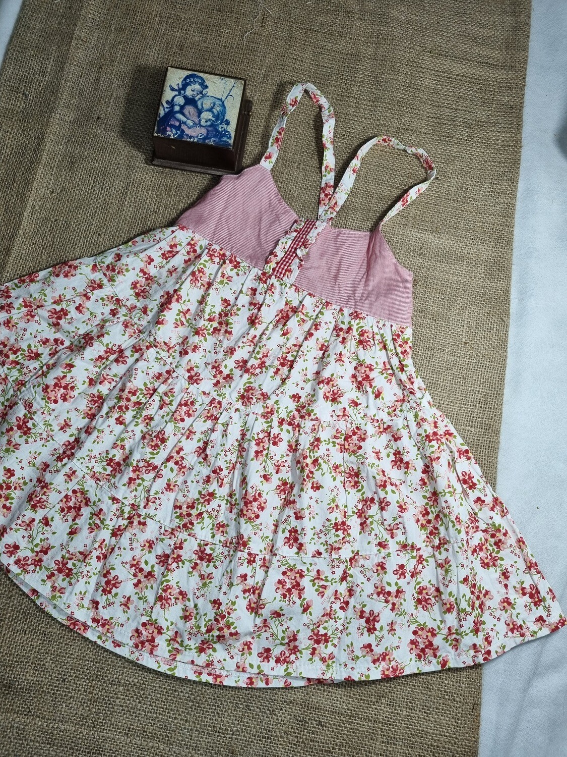 VESTIDO SOLERA, CON BRETELES FINOS. TALLE 2 AÑOS.
