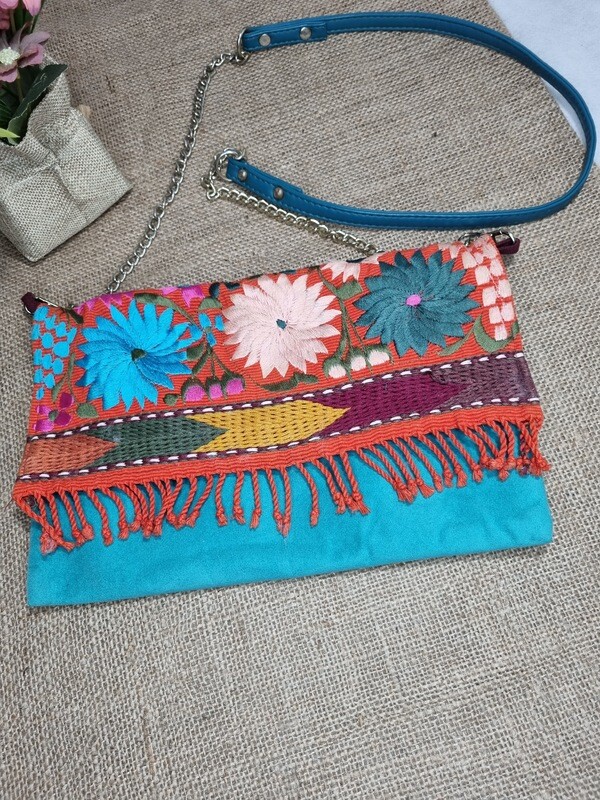BOLSO DE TELA BORDADO TIPO SOBRE, COLOR TURQUESA, CON CADENA Y CORREA