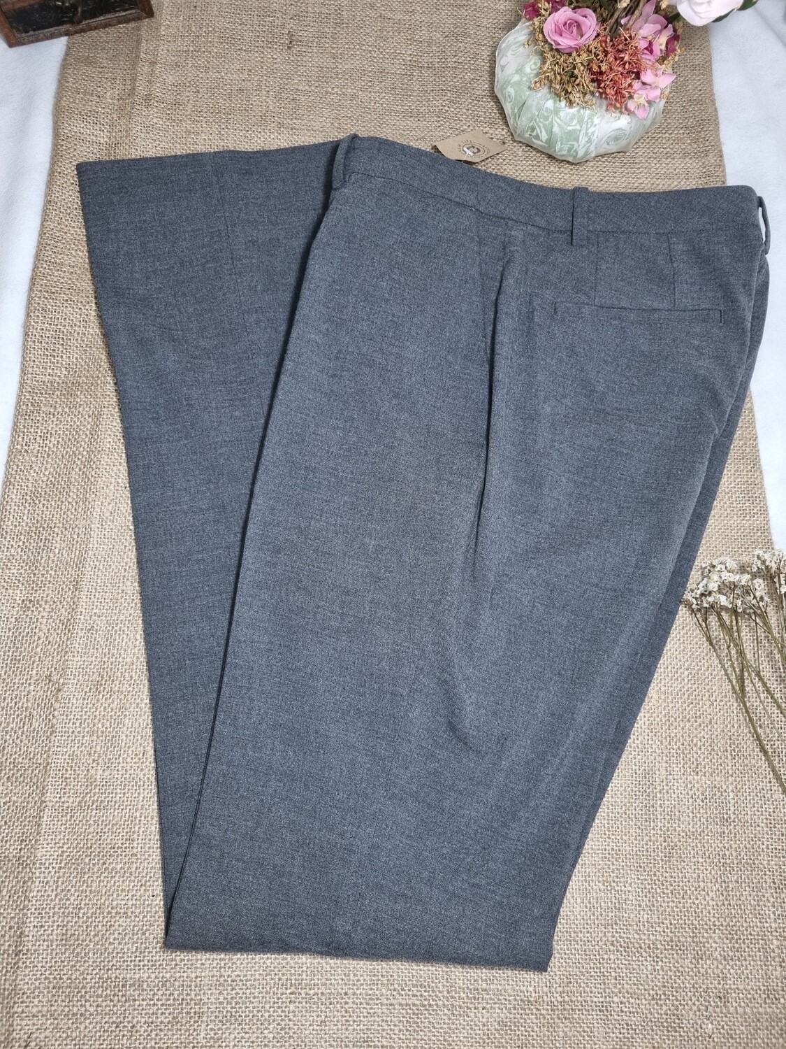 PANTALÓN DE VESTIR, RECTO, EN TELA ELASTIZADA, TALLE 6 AMERICANO (APROX 42). COLOR GRIS- IMPECABLE SIN USO