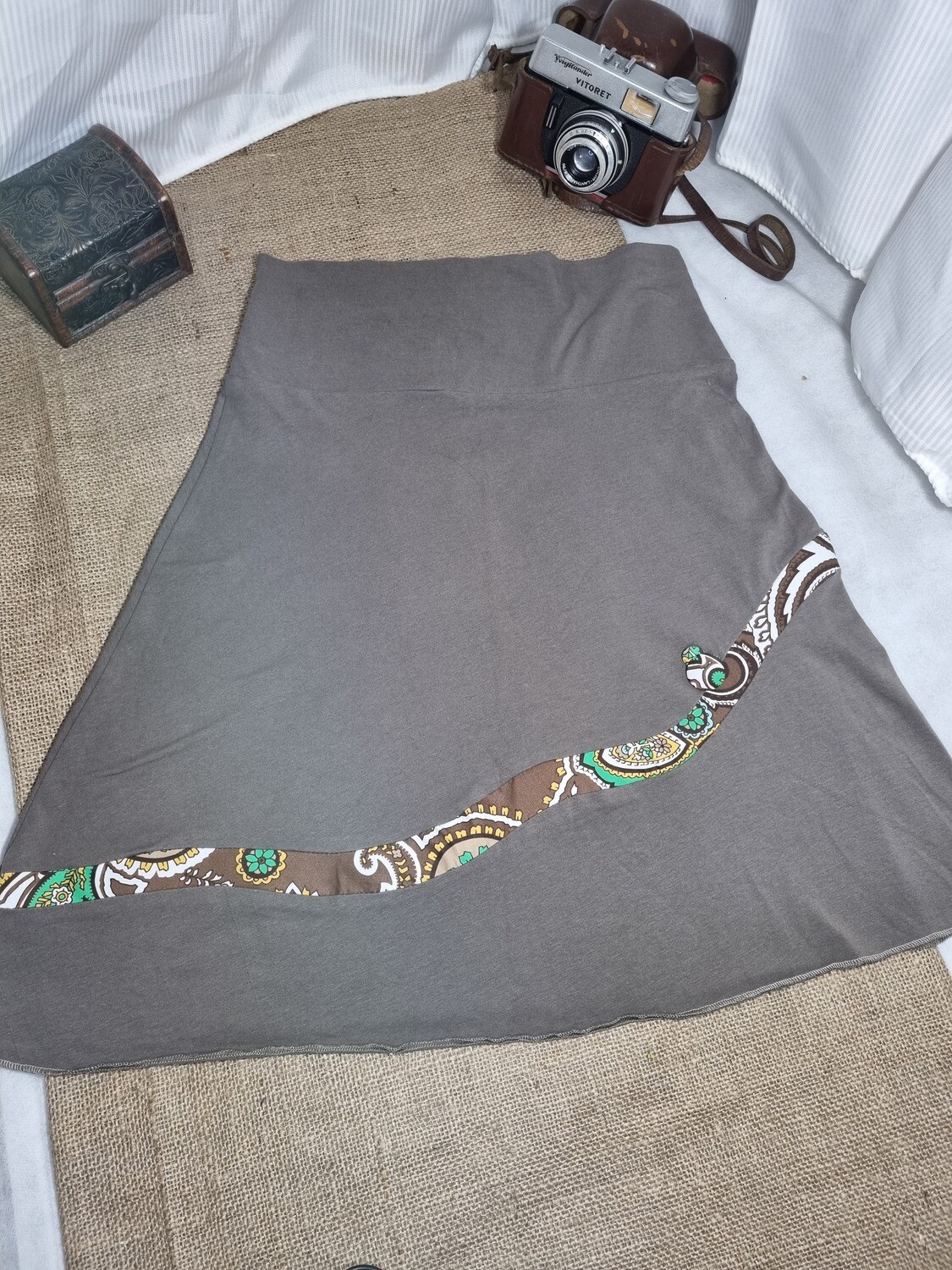 POLLERA COLOR TOSTADO CON DECORADO EN PARTE BAJA, TALLE S