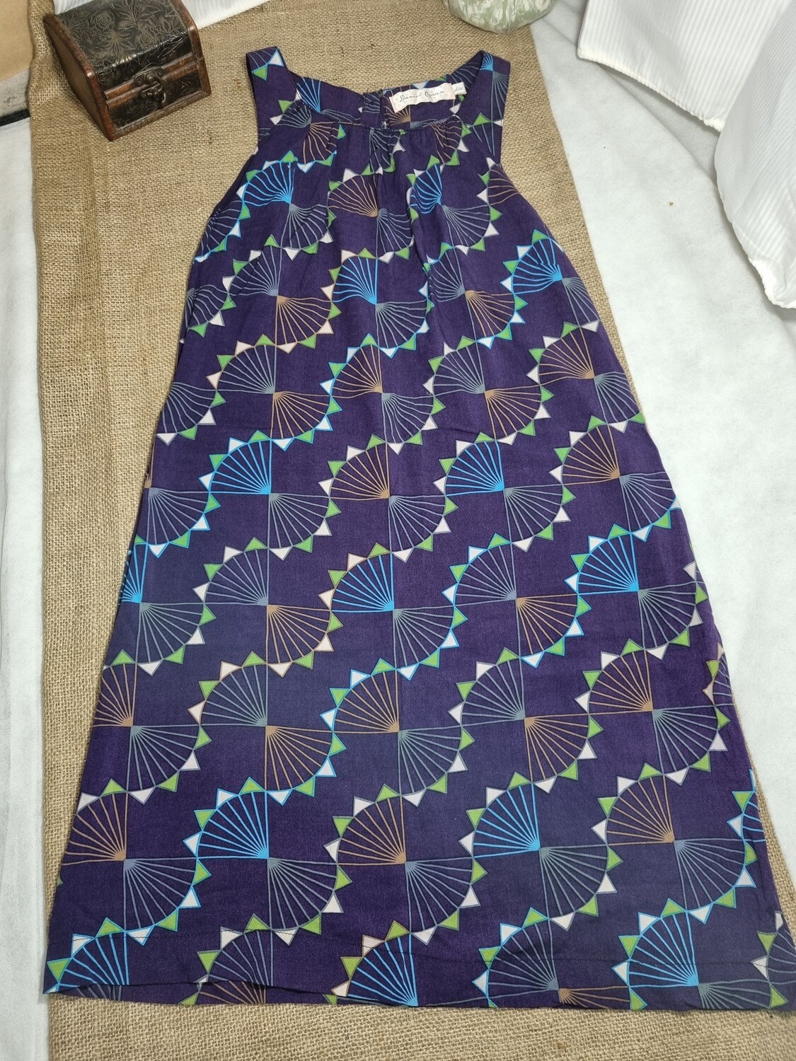 VESTIDO SIN MANGAS, ESTAMPADO GEOMETRICO, COLOR VIOLETA, MARCA DANIEL CASSIN, TALLE M