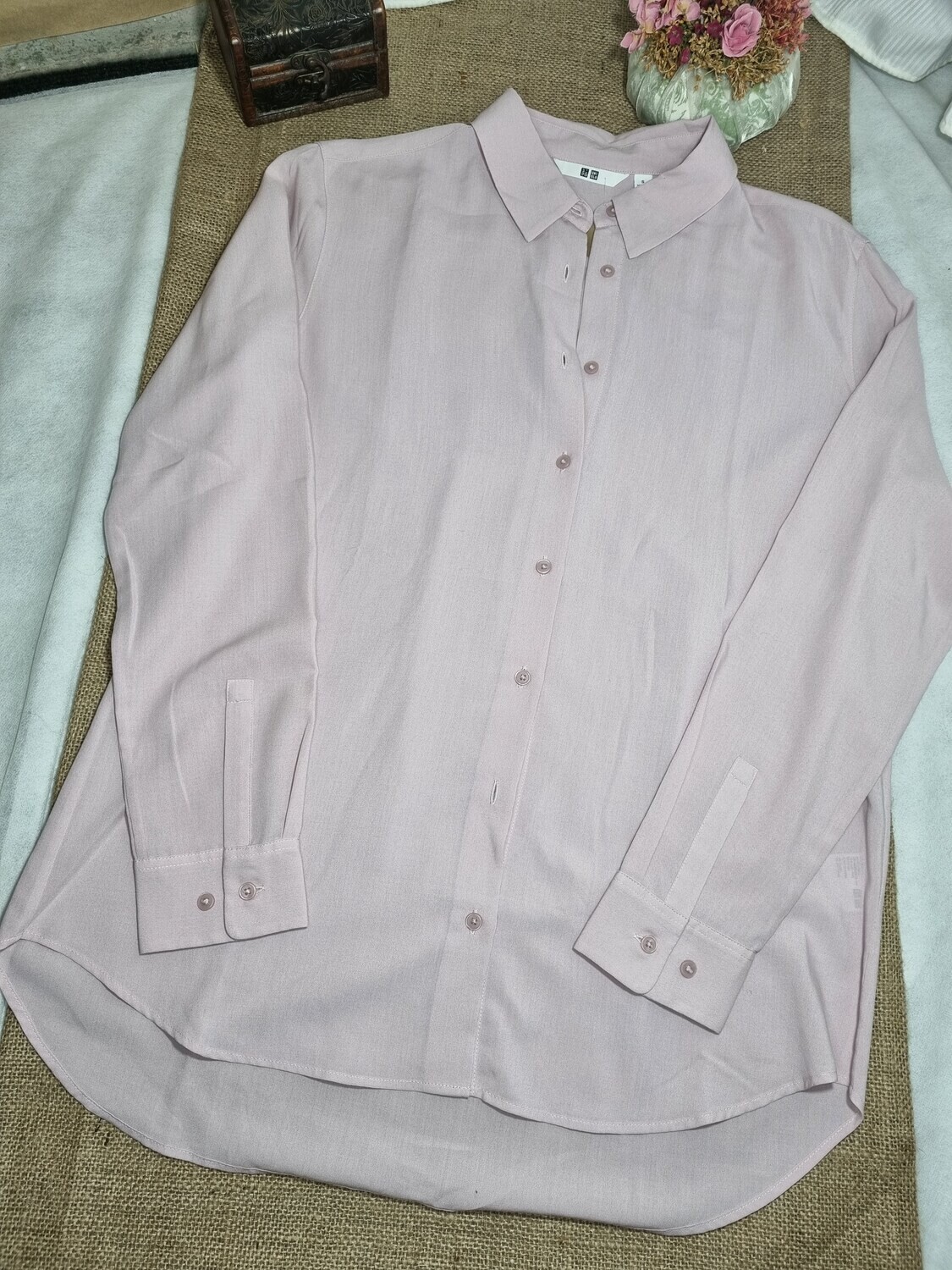 CAMISA DE DAMA, MANGA LARGA, COLOR LILA PASTEL. MARCA UNIQLO, TALLE S (GRANDE)