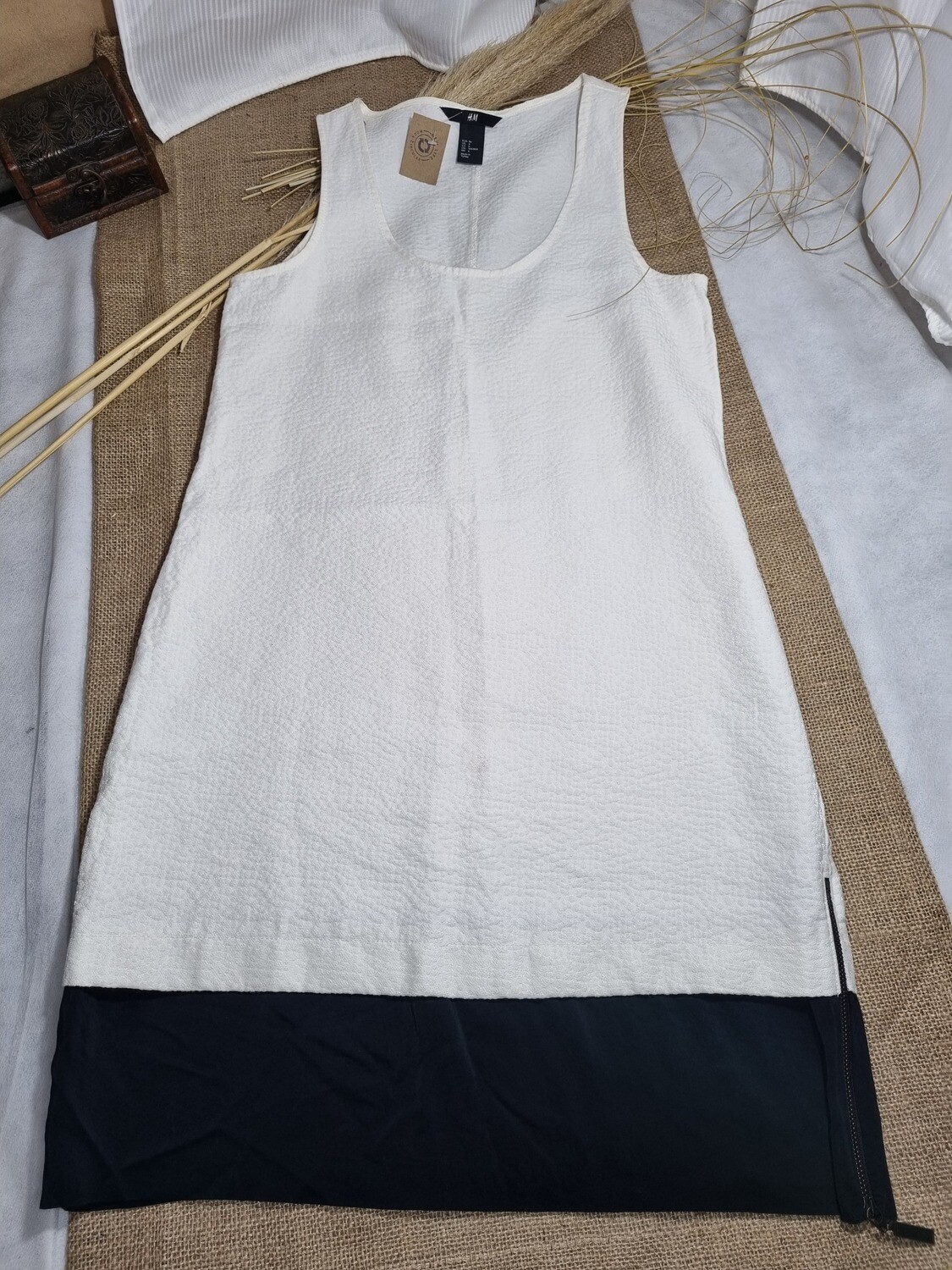 VESTIDO ESTILO JACKIE, BLANCO CON BAJO NEGRO. Marca HYM. Talle 36.