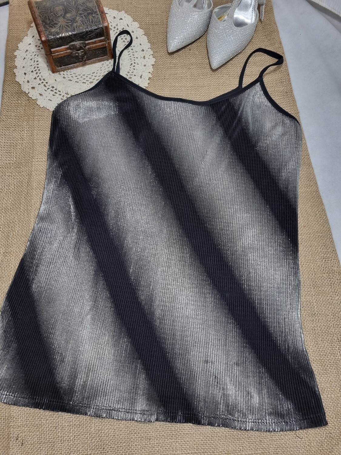 TOP MUSCULOSA CON LAME EN DEGRADE PLATEADO Y NEGRO. TIRAS FINAS. MARCA TITS. TALLE S/M