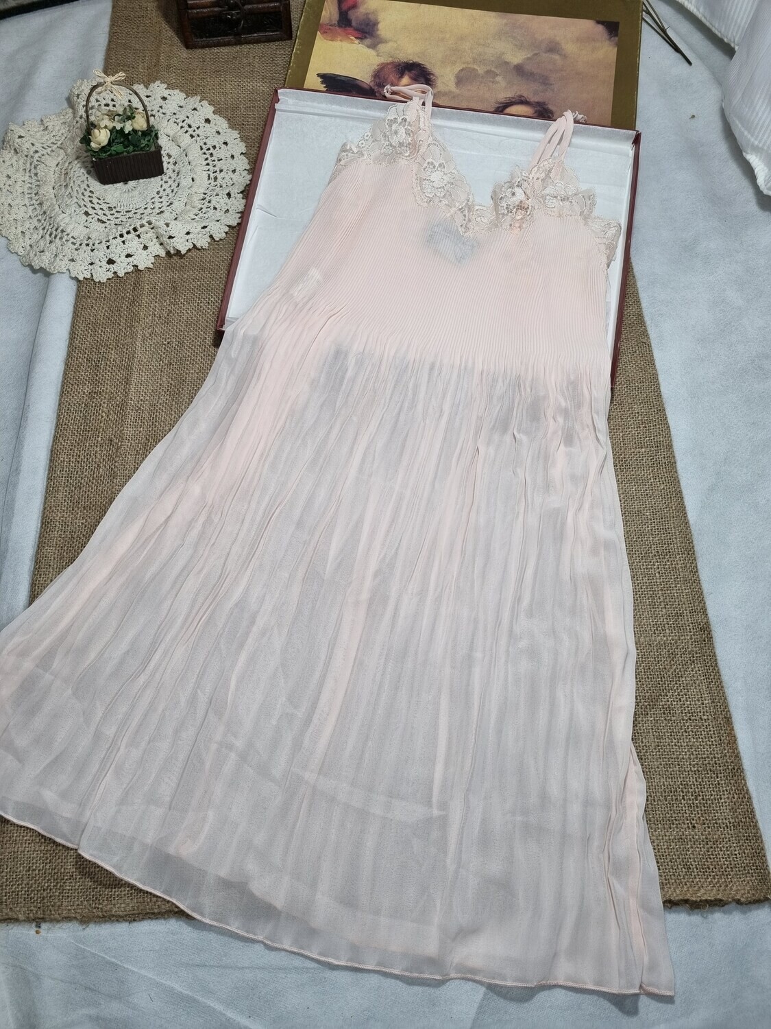 CAMISÓN TIPO BABY DOLL COLOR ROSA PÁLIDO, CON BRETELES FINOS Y PUNTILLA, TALLE L. SIN USO Y CON CAJA ORIGINAL