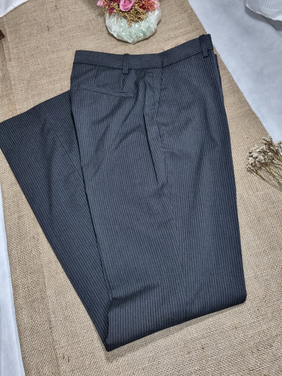 PANTALÓN DE VESTIR, RECTO, EN TELA ELASTIZADA, TALLE 6 AMERICANO (APROX 42). COLOR GRIS, CON RAYAS MAS FINAS - IMPECABLE SIN USO