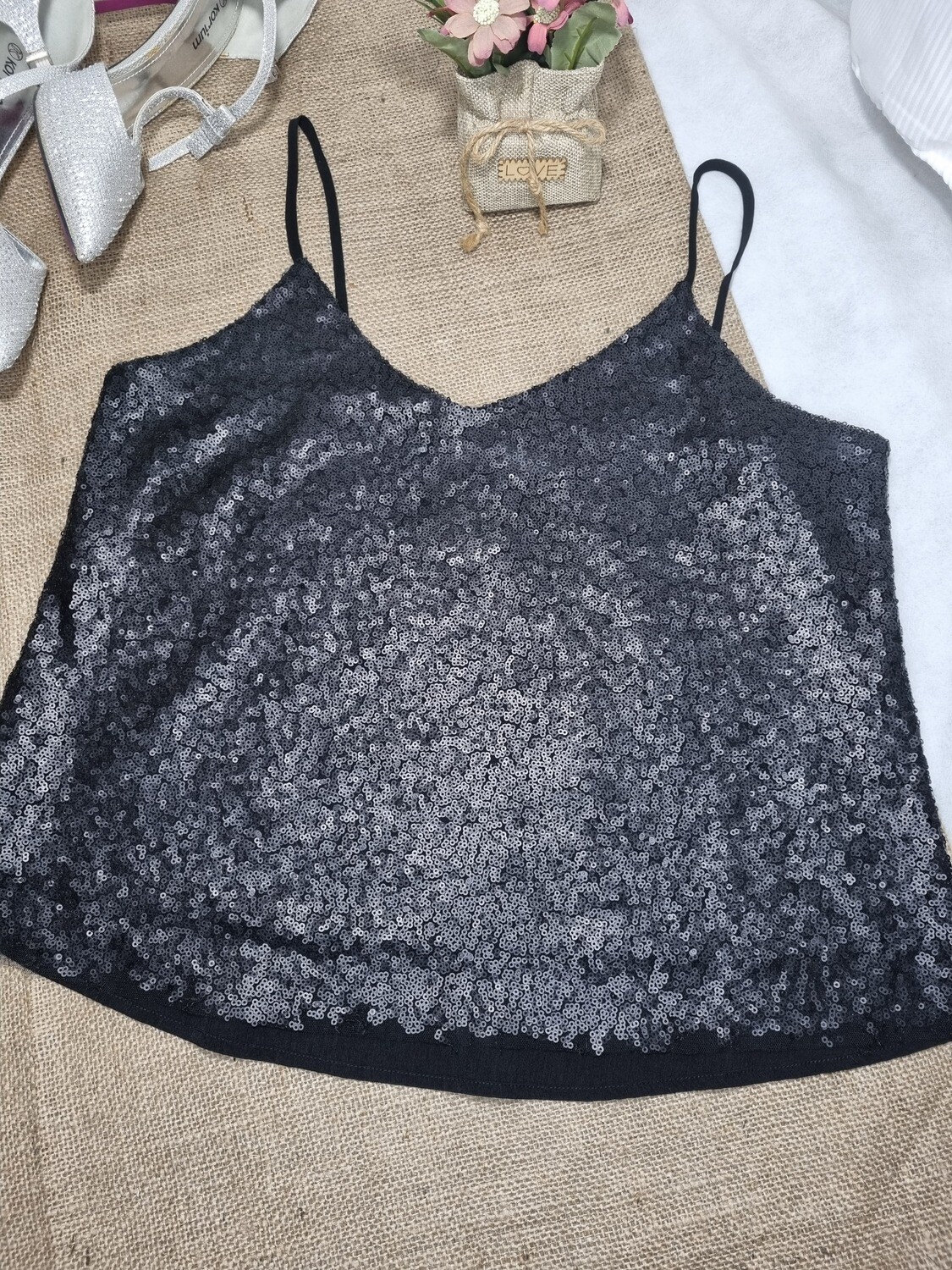TOP CON LENTEJUELAS EN DELANTRIA Y LISO EN LA ESPALDA, BRETELES FINOS, COLOR NEGRO, MARCA B.H. INDIAN, TALLE M