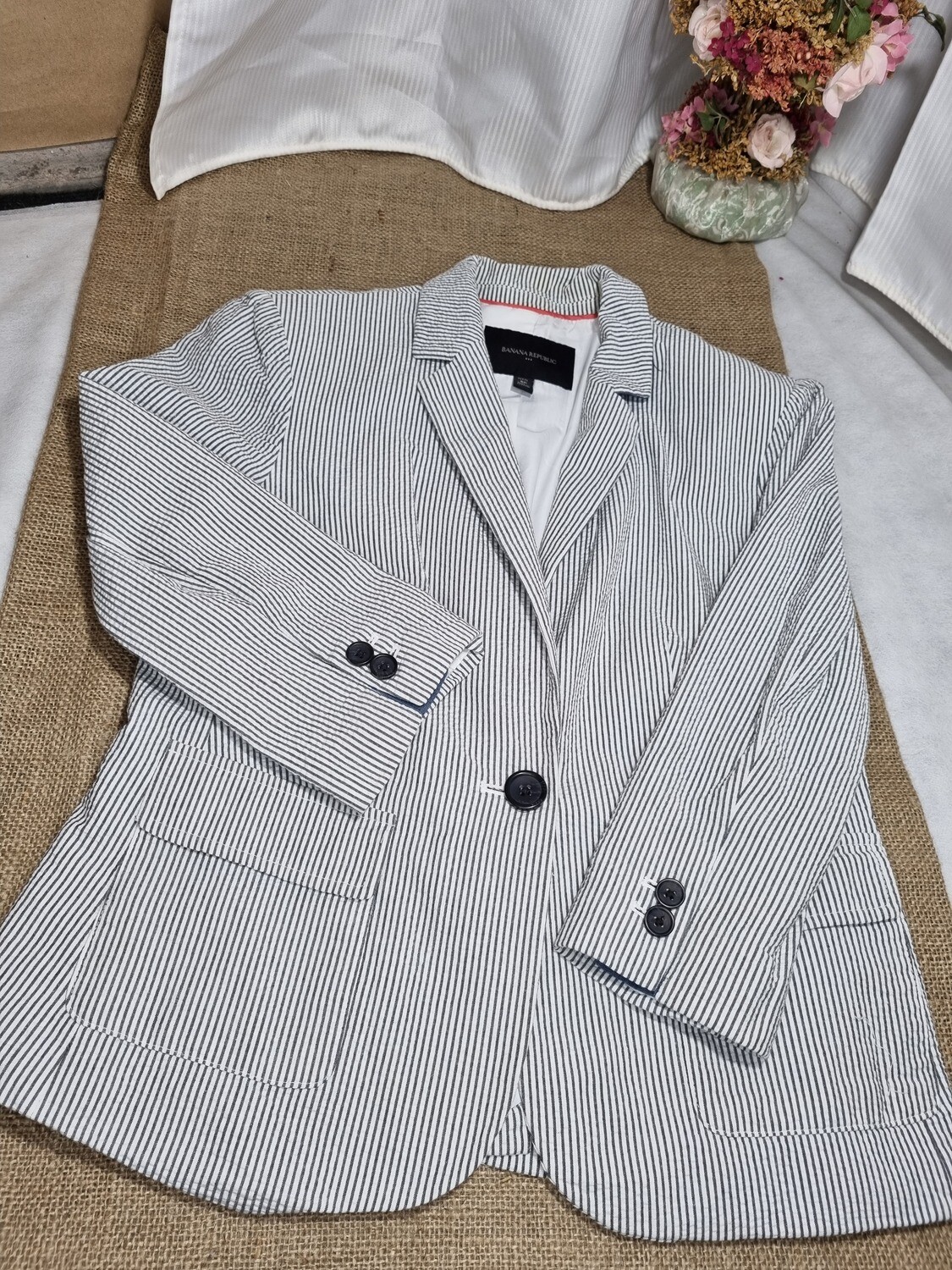 BLAZER RAYADO EN CLOQUE, COLOR BLANCO CON RAYAS GRISES, TODO FORRADO, MANGA 3/4, MARCA BANANA REPUBLIC, TALLE S
