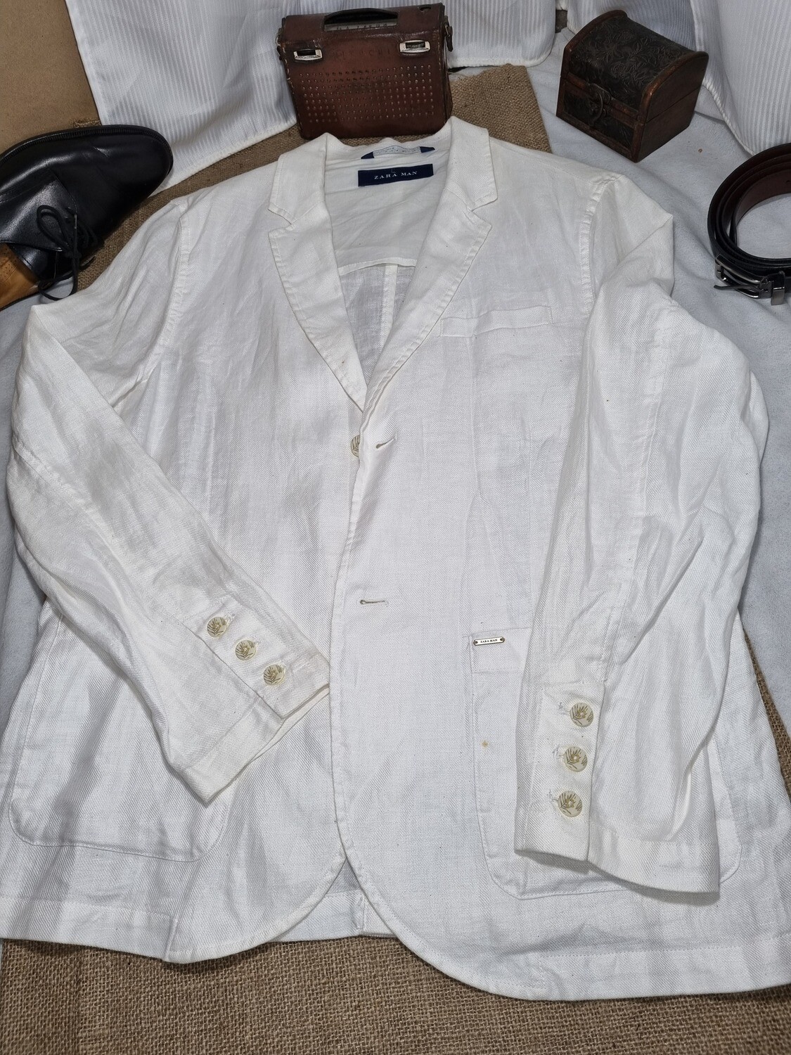 SACO SPORT DE ALGODÓN COLOR BLANCO, 2 BOTONES CON ESTAMPADO DISEÑOS DE HOJAS, BOLSILLOS DELANTEROS. MARCA ZARA, TALLE 42