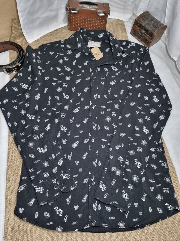CAMISA DE HOMBRE DE MANGA LARGA, COLOR NEGRO CON ESTAMPAS BLANCAS, MARCA JACK &amp; JONES, TALLE S
