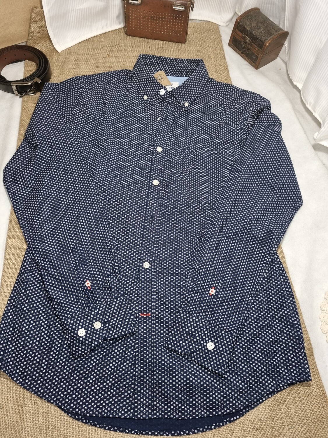 CAMISA DE HOMBRE MANGA LARGA, COLOR AZUL CON PEQUEÑAS FLORCITAS BLANCAS, MARCA BAS SLIM FIT, TALLE S. NUEVA SIN USO