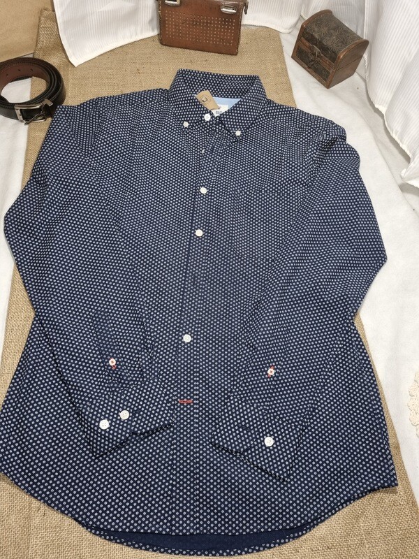 CAMISA DE HOMBRE MANGA LARGA, COLOR AZUL CON PEQUEÑAS FLORCITAS BLANCAS, MARCA BAS SLIM FIT, TALLE S. NUEVA SIN USO