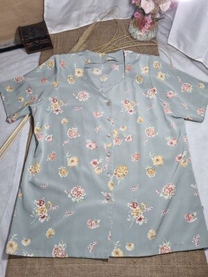 BLUSA DE MANGA CORTA, ESTAMPADA CON FLORES EN FONDO VERDE PASTEL, ABOTONADA AL FRENTE, TALLE XL