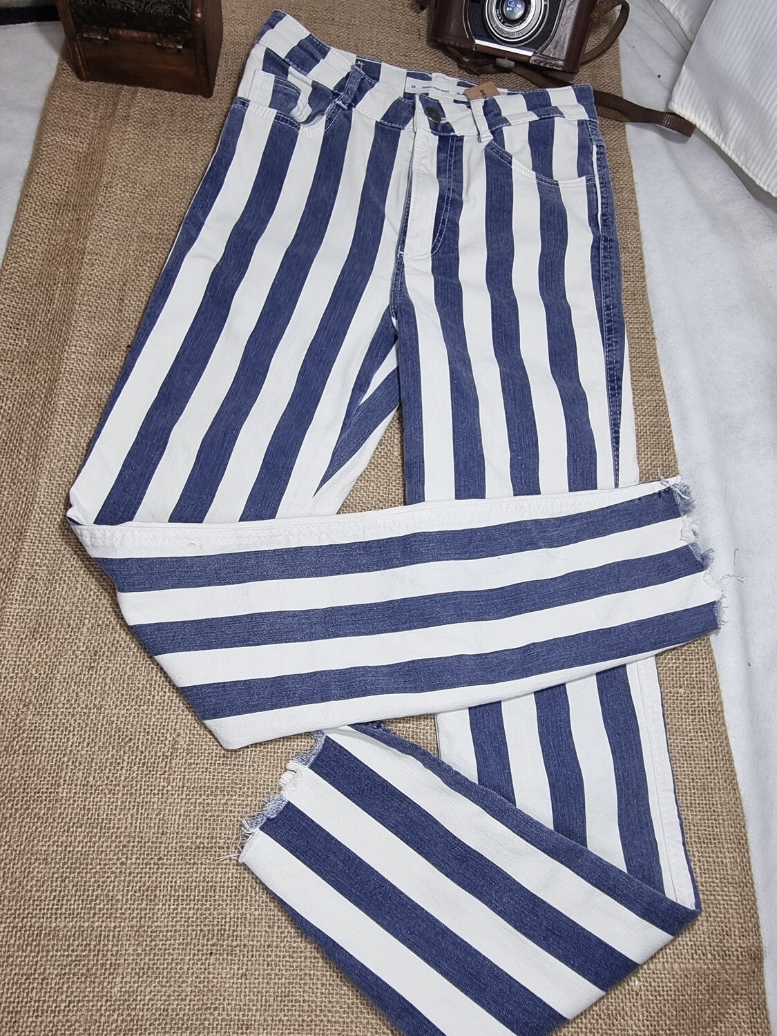 PANTALON DE JEAN RAYADO AZUL Y BLANCO, SKINNY, MARCA SUBDUED. TALLE 26 (S)