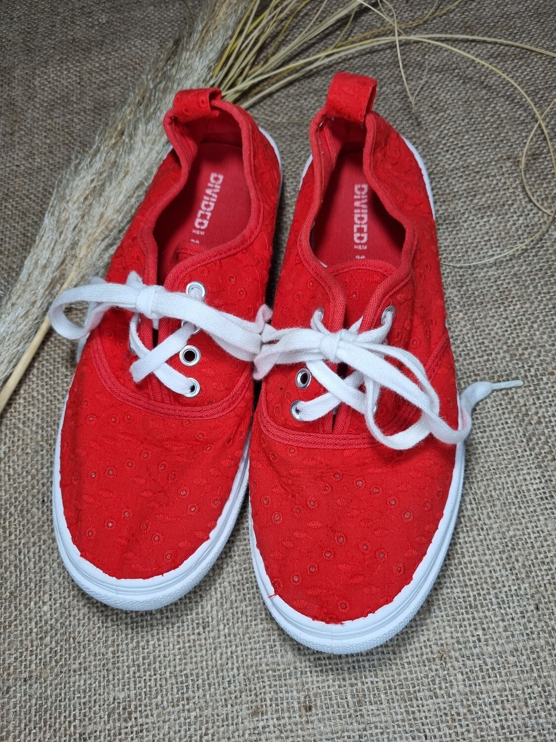 CHAMPIONES DE BRODERIE ROJO, CON SUELA Y CORDONES BLANCOS, MARCA HYM, TALLE 38