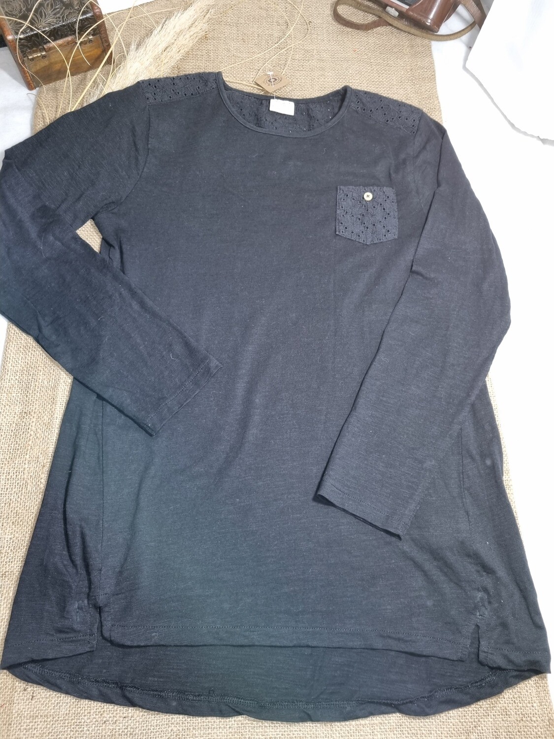 REMERA DE MANGA LARGA, NEGRA CON BRODERIE EN PARTE ALTA DE LA ESPALDA Y PEQUEÑO BOLSILLO DELANTERO, MARCA ZARA TALLE 13/14