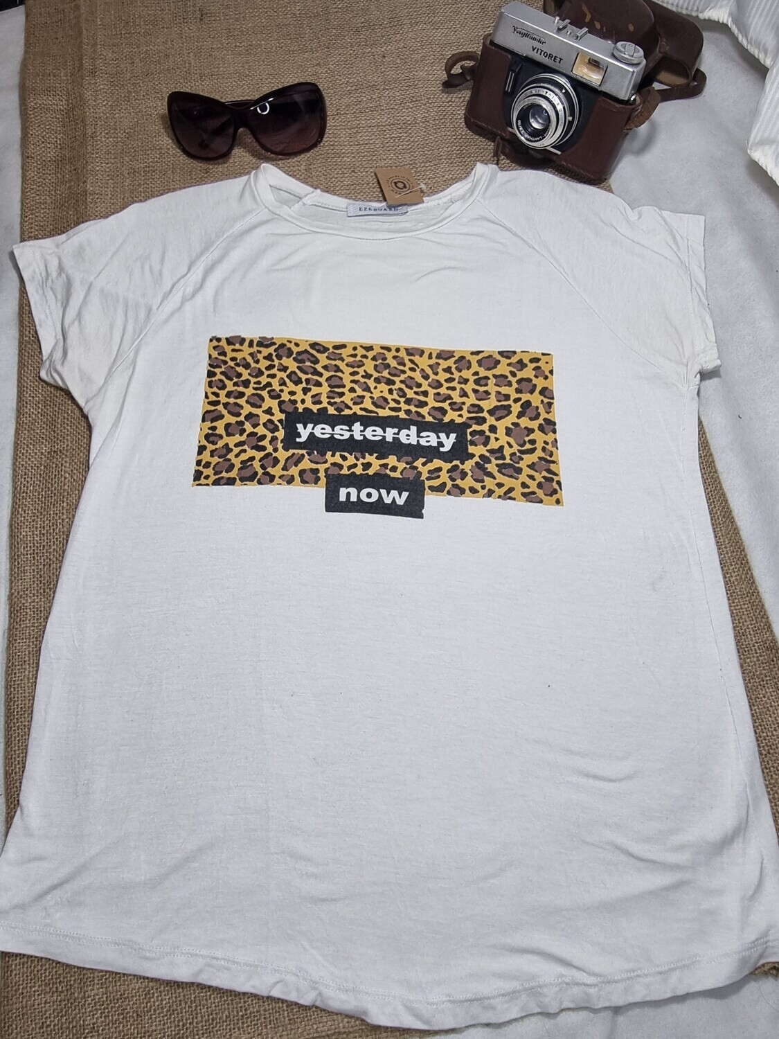 REMERA DE MANGA CORTA BLANCA CON ESTAMPA ANIMAL PRINT E INSCRIPCION, MARCA EZEBOARD, TALLE S/M