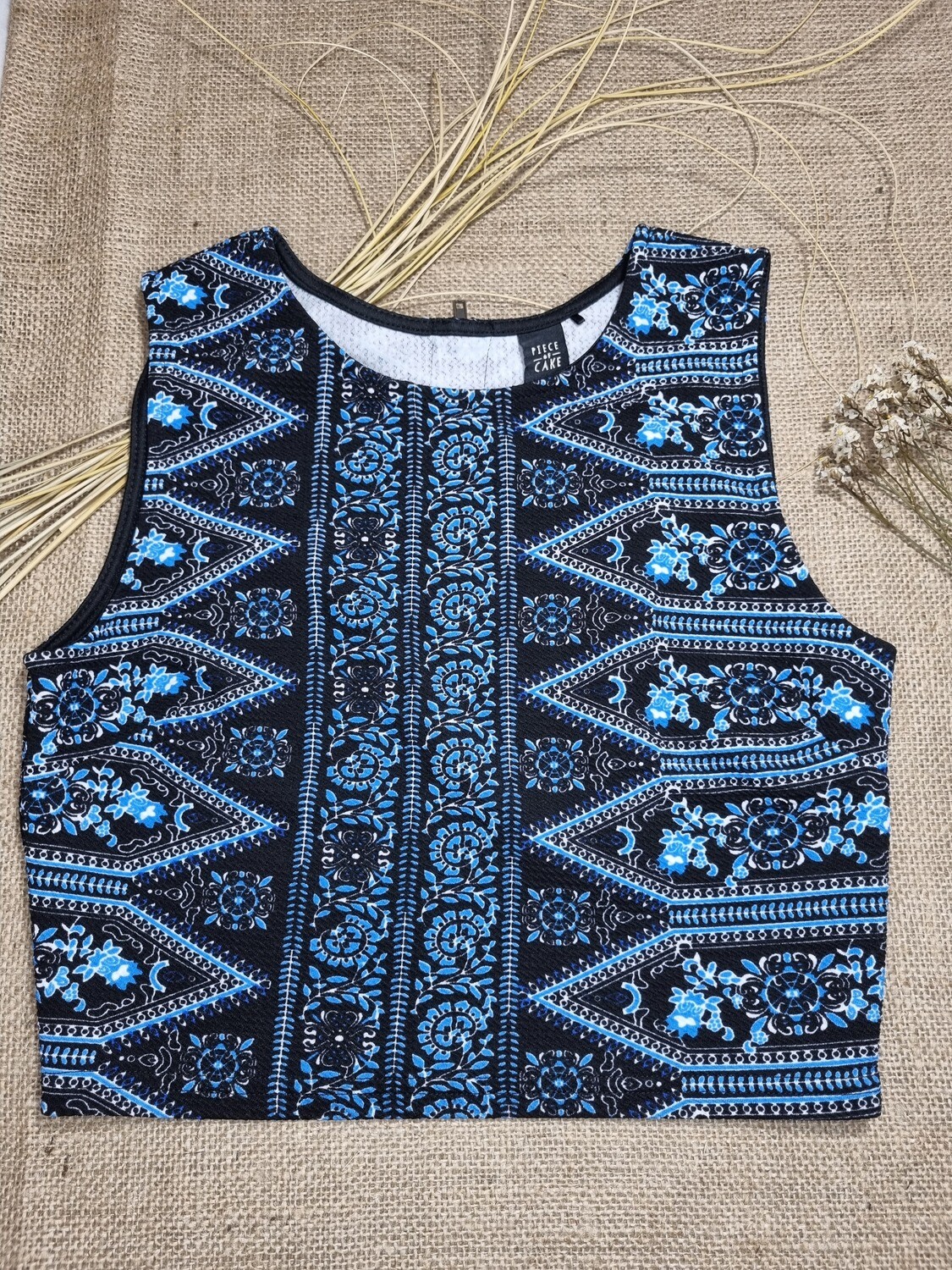 TOP SIN MANGAS, COLOR NEGRO Y AZUL ESTAMPADO, MARCA PIECE OF CAKE, TALLE XS
