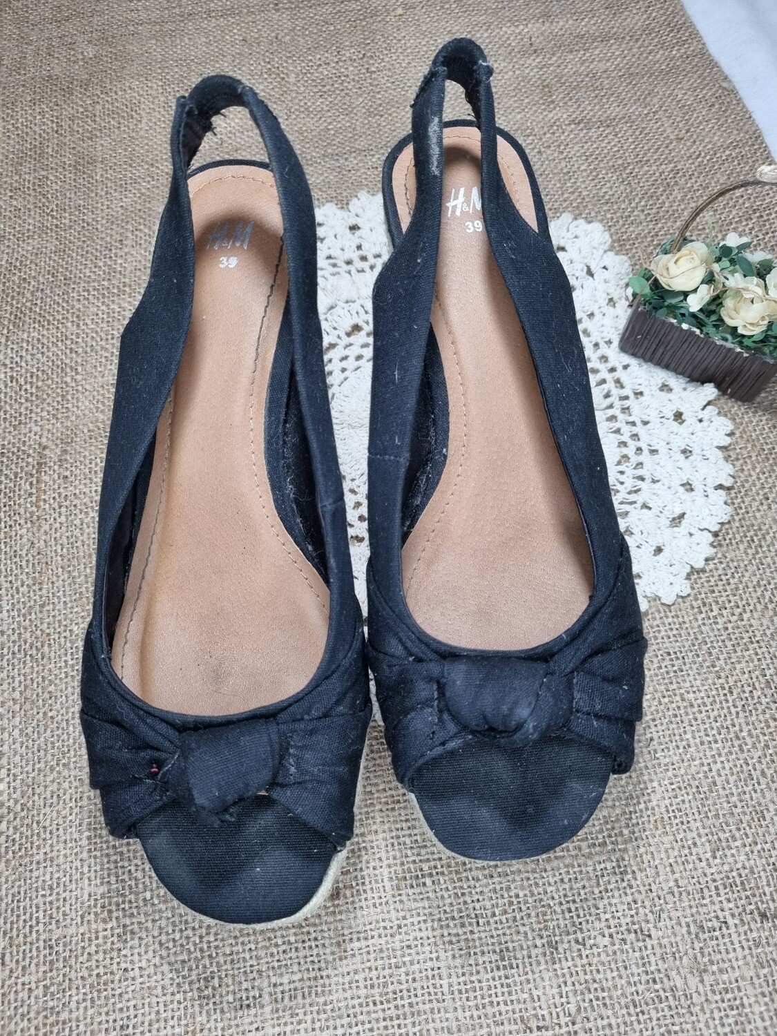 SANDALIAS COLOR NEGRO, CON PUNTA ABIERTA, CON PLATAFORMA, MARCA HYM, TALLE 39