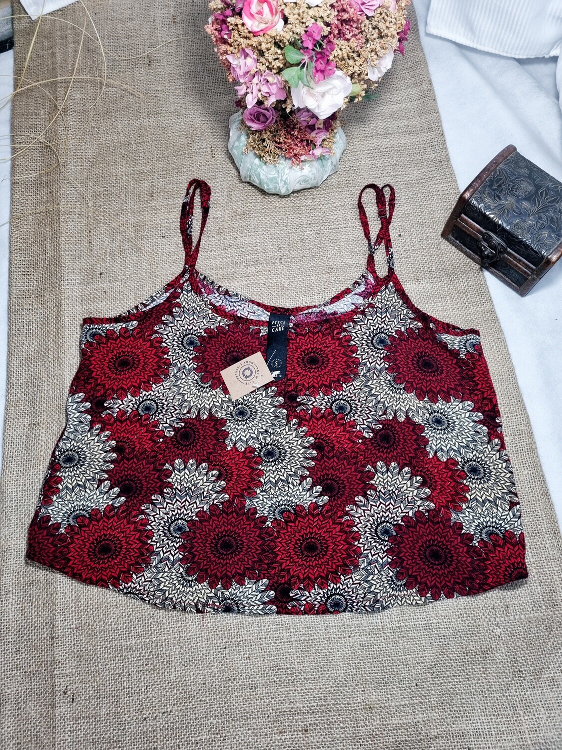 TOP ESTAMPADO, FONDO ROJO, BRETELES FINOS, MARCA PIECE OF CAKE, TALLE S
