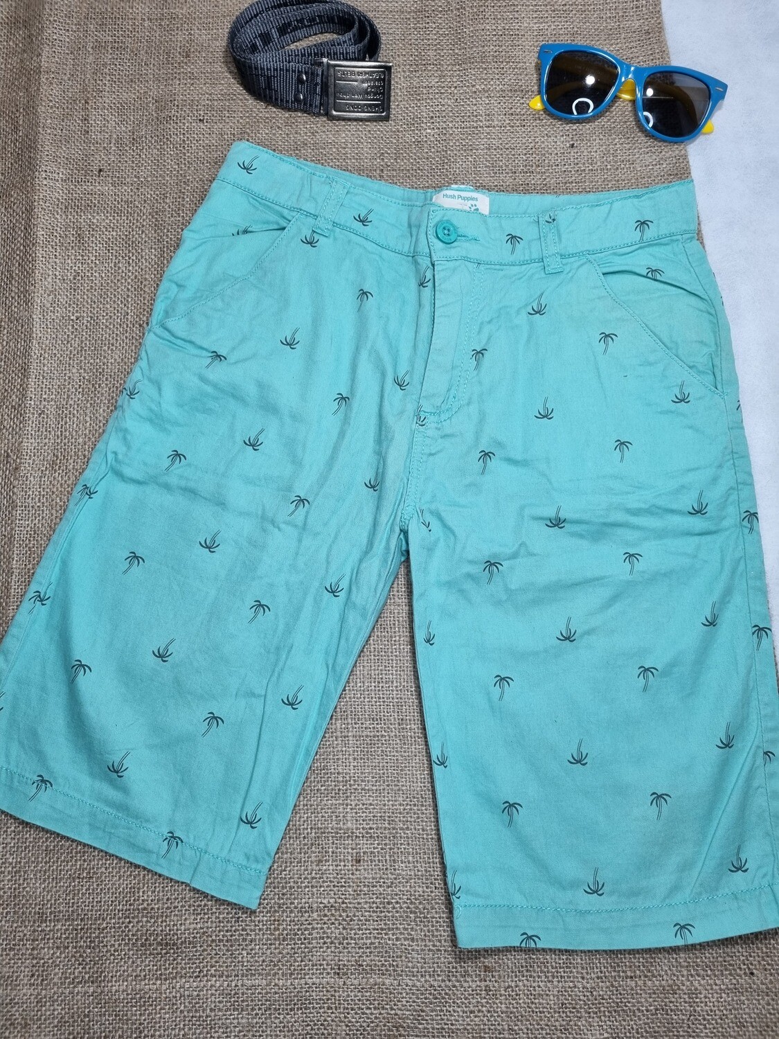 BERMUDA COLOR VERDE CLARO, ESTAMPADA CON PALMERITAS, MARCA HUSH PUPPIES, TALLE 10