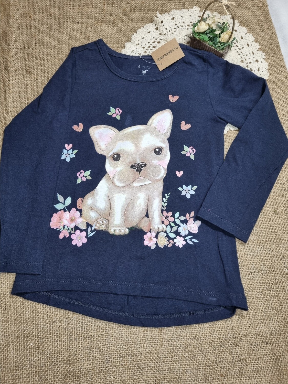REMERA DE MANGA LARGA AZUL MARINO CON ESTAMPA DE PERRITO Y FLORES, MARCA POIM, TALLE 4