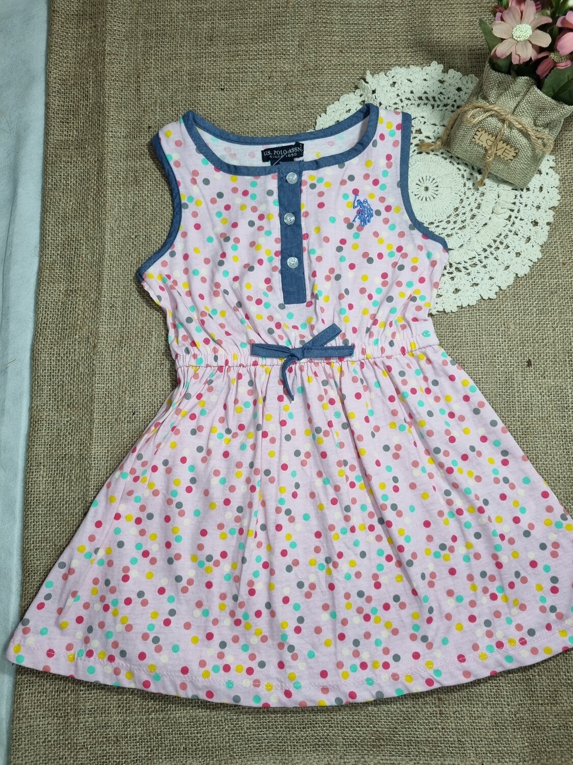 VESTIDO SIN MANGAS, ROSADO CON LUNARES DE COLORES, ELASTIZADO EN CINTURA, MARCA US POLO, TALLE 4 -SIN USO