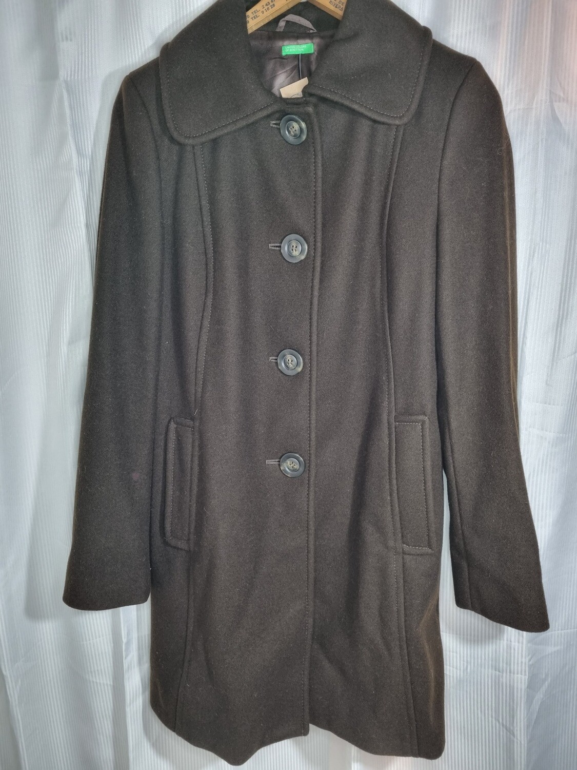 TAPADO DE PAÑO COLOR CHOCOLATE, LARGO, CUELLO SOLAPA, MARCA BENNETTON, TALLE S