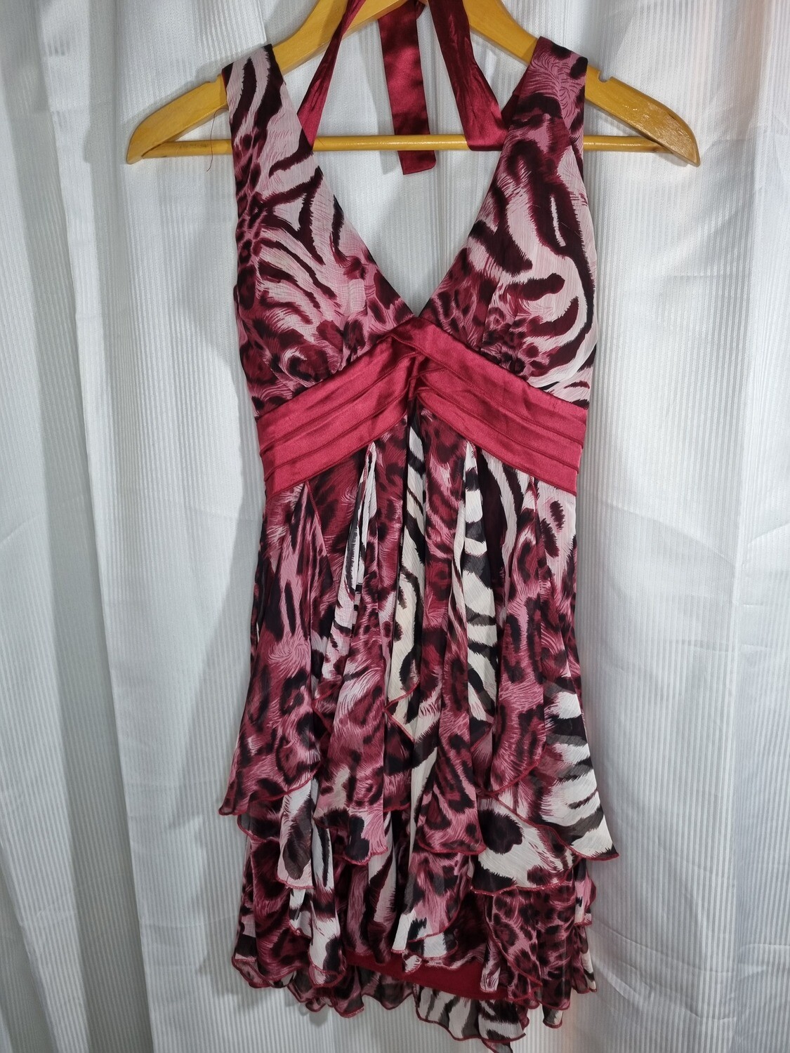 VESTIDO DE FIESTA CORTO CON VOLADOS EN FALDA, ANIMAL PRINT EN BORDEAU, NEGRO Y BLANCO, TALLE M