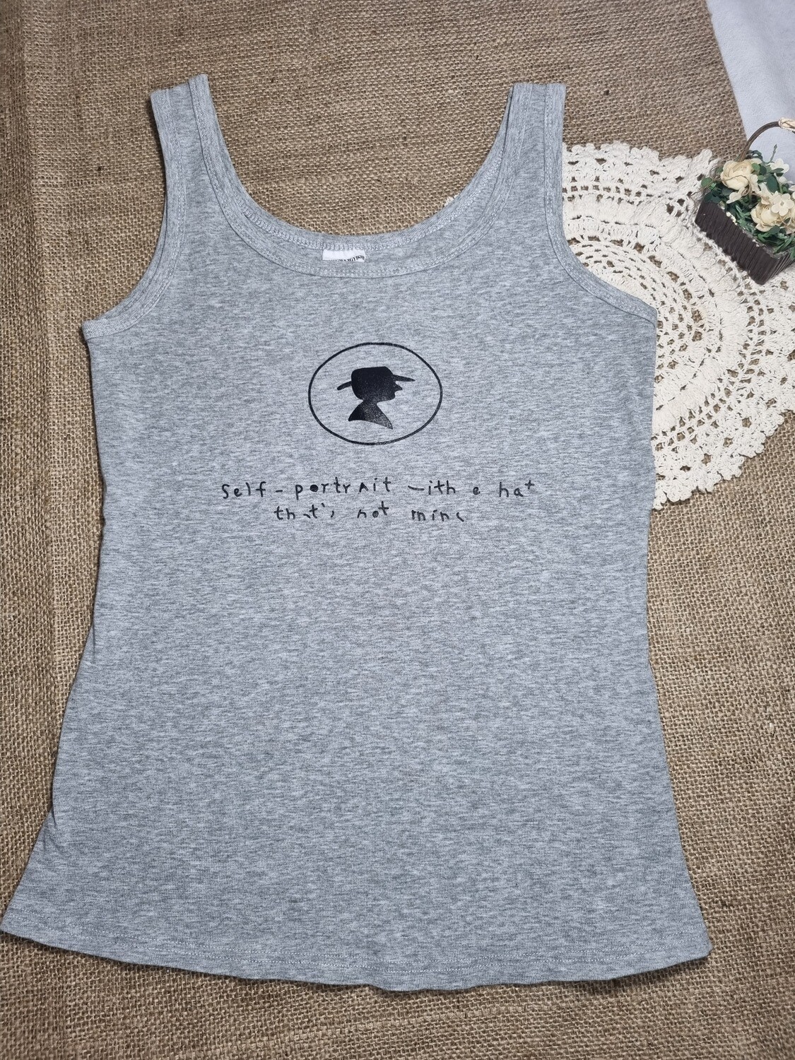 MUSCULOSA DE ALGODON GRIS, CON ESTAMPA E INSCRIPCION AL FRENTE, TALLE S