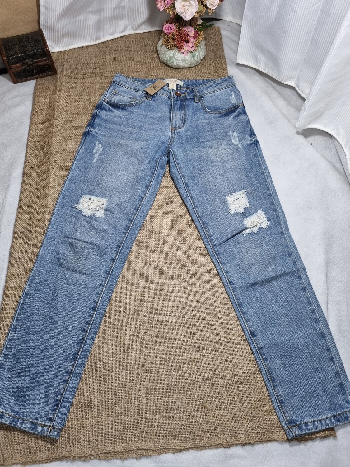 PANTALON DE JEAN CON ROTURAS, MARCA FOREVER 21, TALLE 9/10