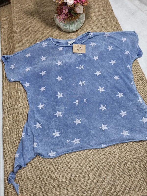 REMERA DE MANGA CORTA, COLOR AZUL CON ESTRELLAS BLANCAS, MARCA ZARA GIRL, TALLE 9/10 AÑOS