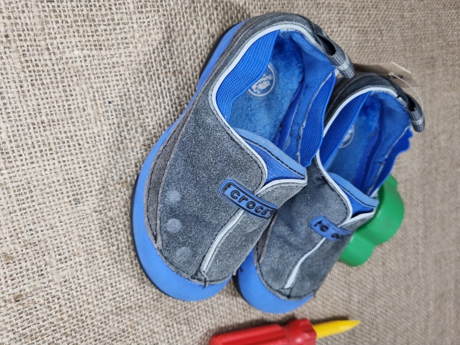ZAPATOS CROCS, COLOR GRIS CON AZUL, SIN CORDONES, TALLE 8