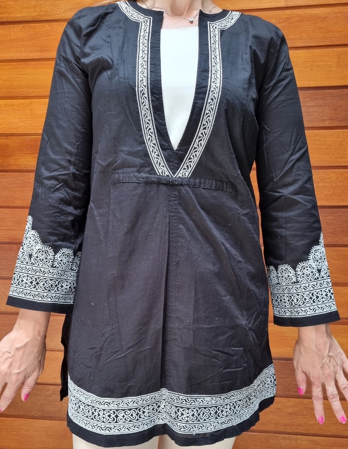 BLUSA LARGA, NEGRA CON BORDADO EN BLANCO ALREDEDOR DEL ESCOTE, MANGAS Y BAJO, MANGA LARGA, MARCA TROPICAL ESCAPE, TALLE S